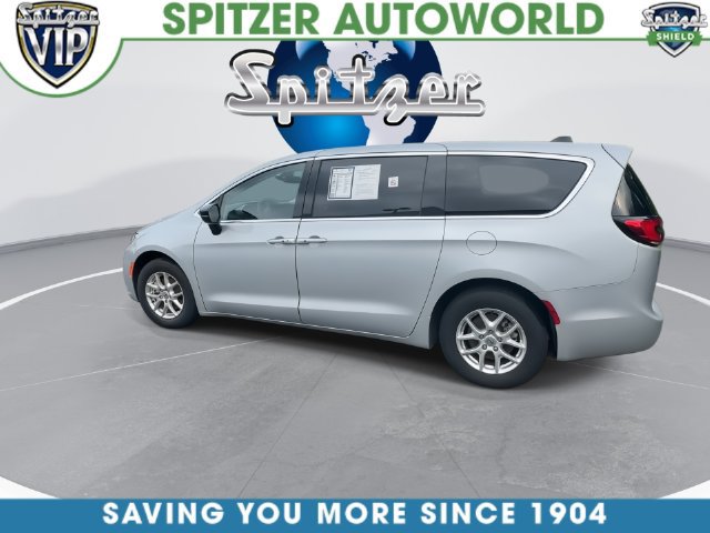 Used 2024 Chrysler Pacifica Touring-L FWD image 6