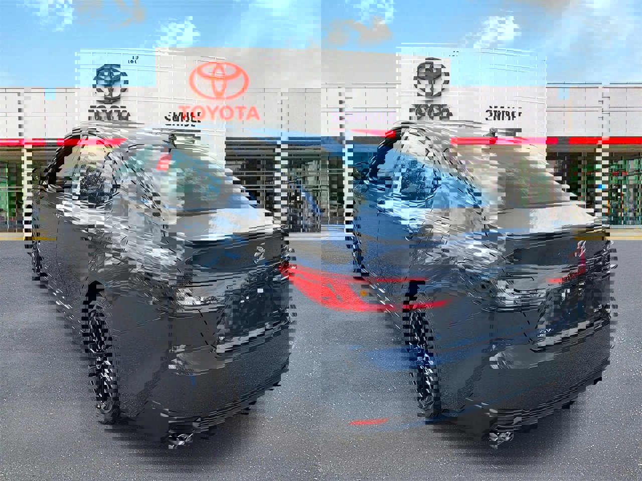 Used 2026 Toyota Camry SE image 4