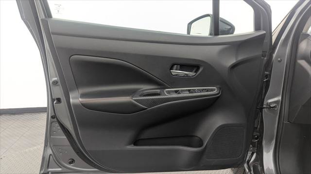 Used 2025 Nissan Versa SR FWD image 13