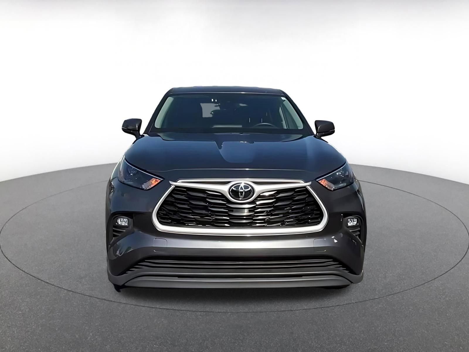 Used 2025 Toyota Highlander LE FWD image 4
