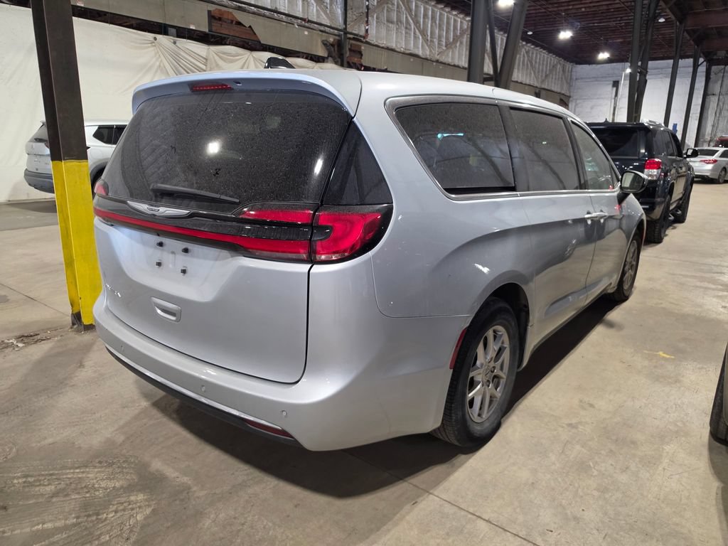 Used 2023 Chrysler Pacifica Touring-L FWD image 2
