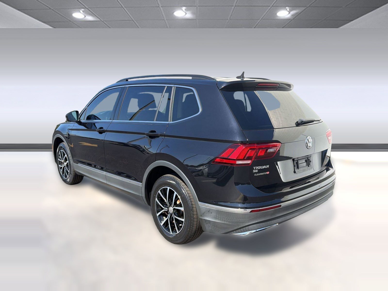 Used 2021 Volkswagen Tiguan SE w/ Panoramic Sunroof Package FWD image 3