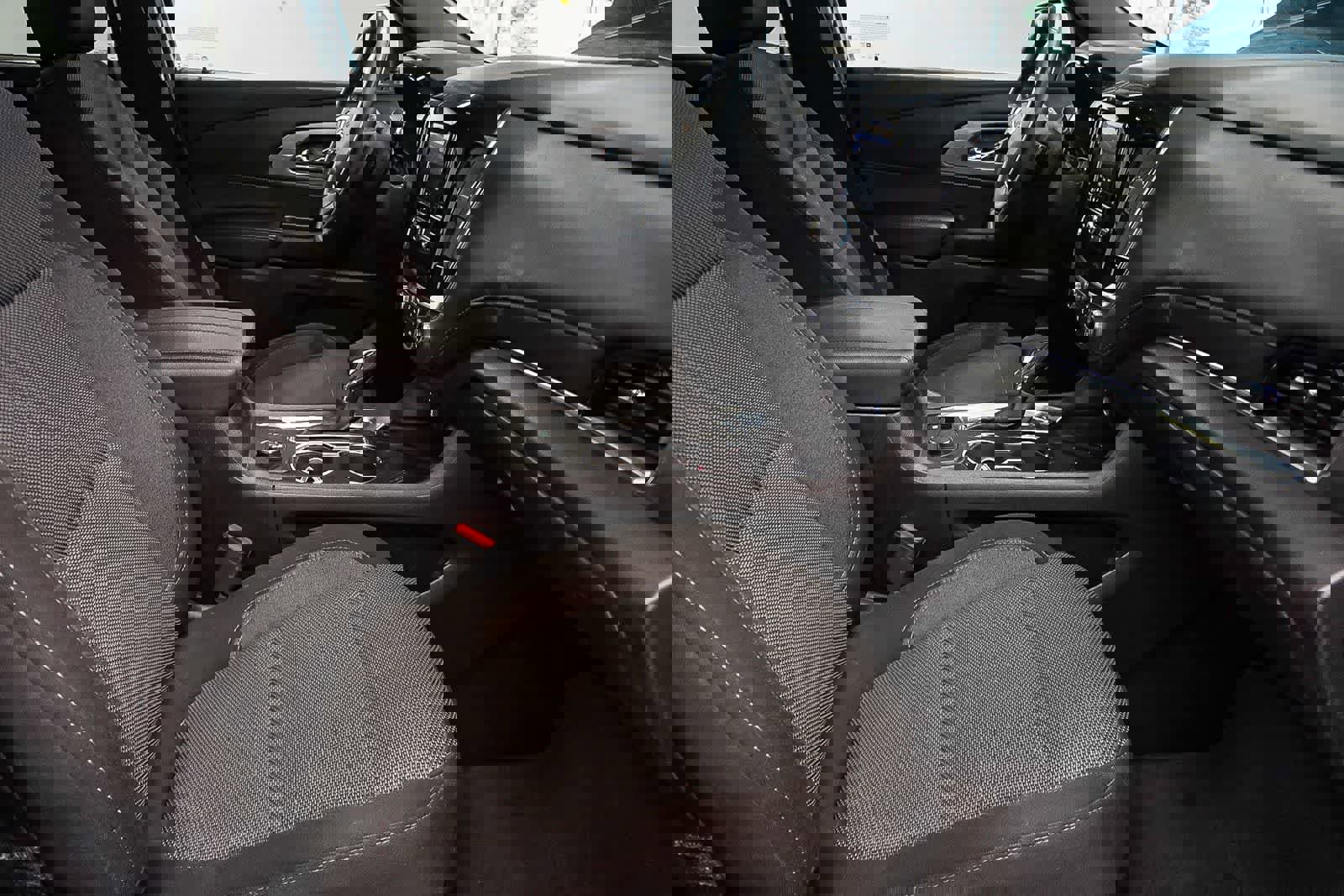 Used 2023 Chevrolet Traverse LT image 15