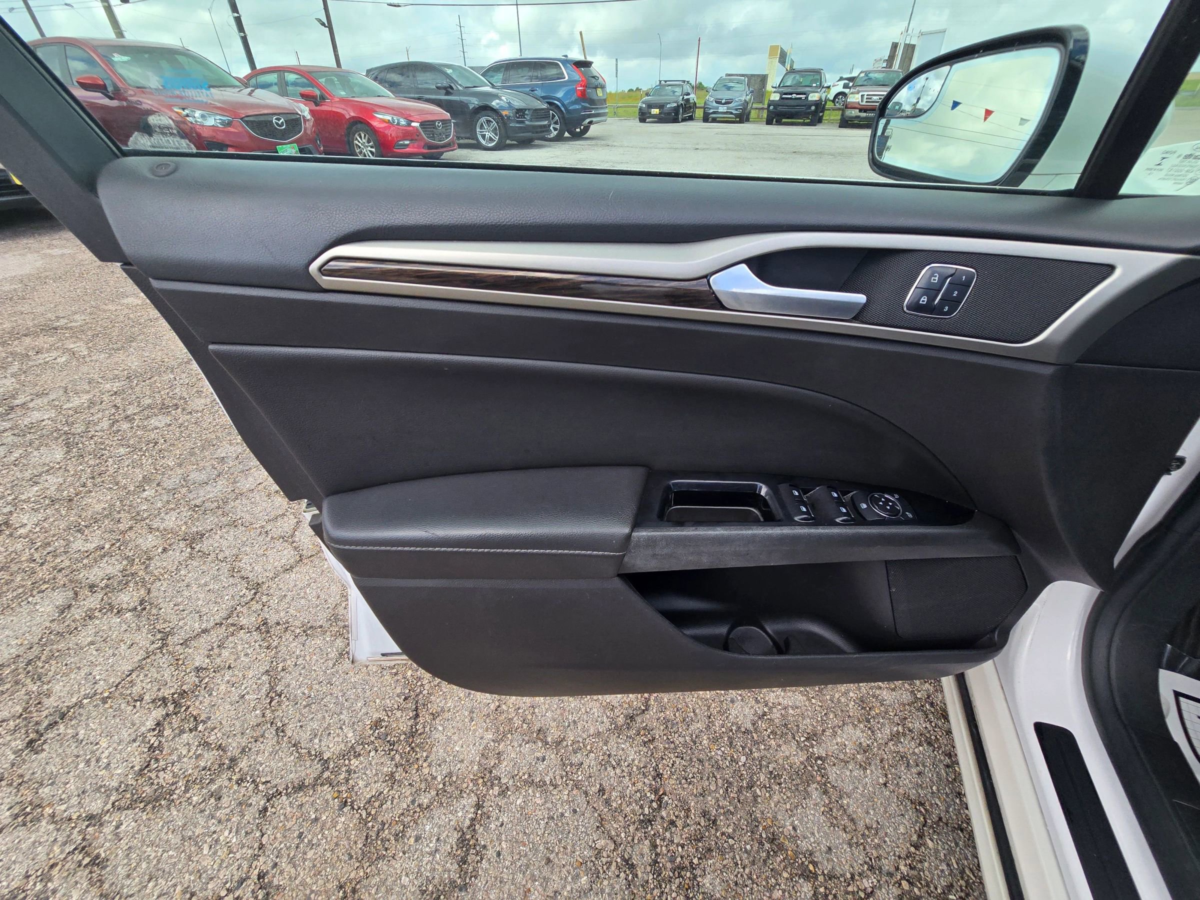 Used 2016 Ford Fusion SE w/ Equipment Group 202A FWD image 11