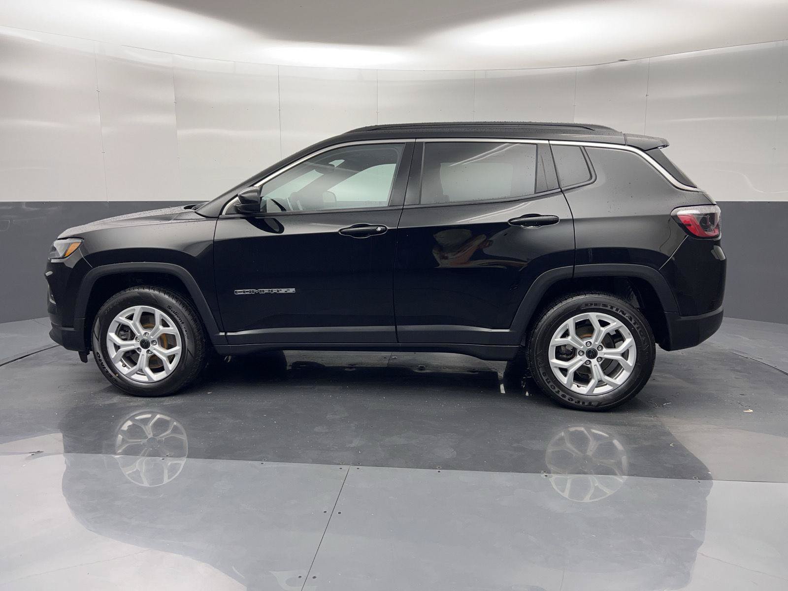 Used 2025 Jeep Compass Latitude AWD/4WD image 30