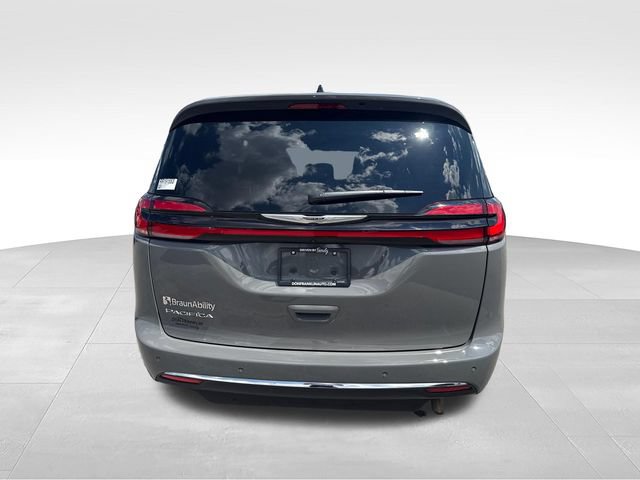 Used 2024 Chrysler Pacifica Touring FWD image 4