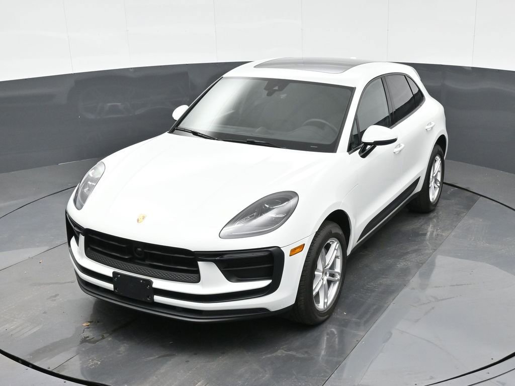 Certified 2025 Porsche Macan AWD/4WD image 26