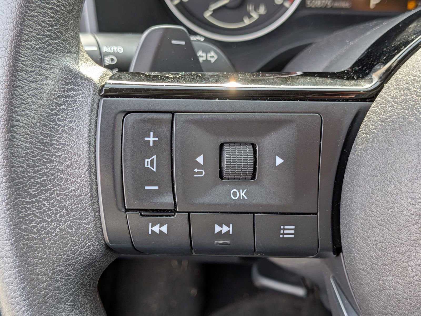 Used 2023 Nissan Rogue SV image 18