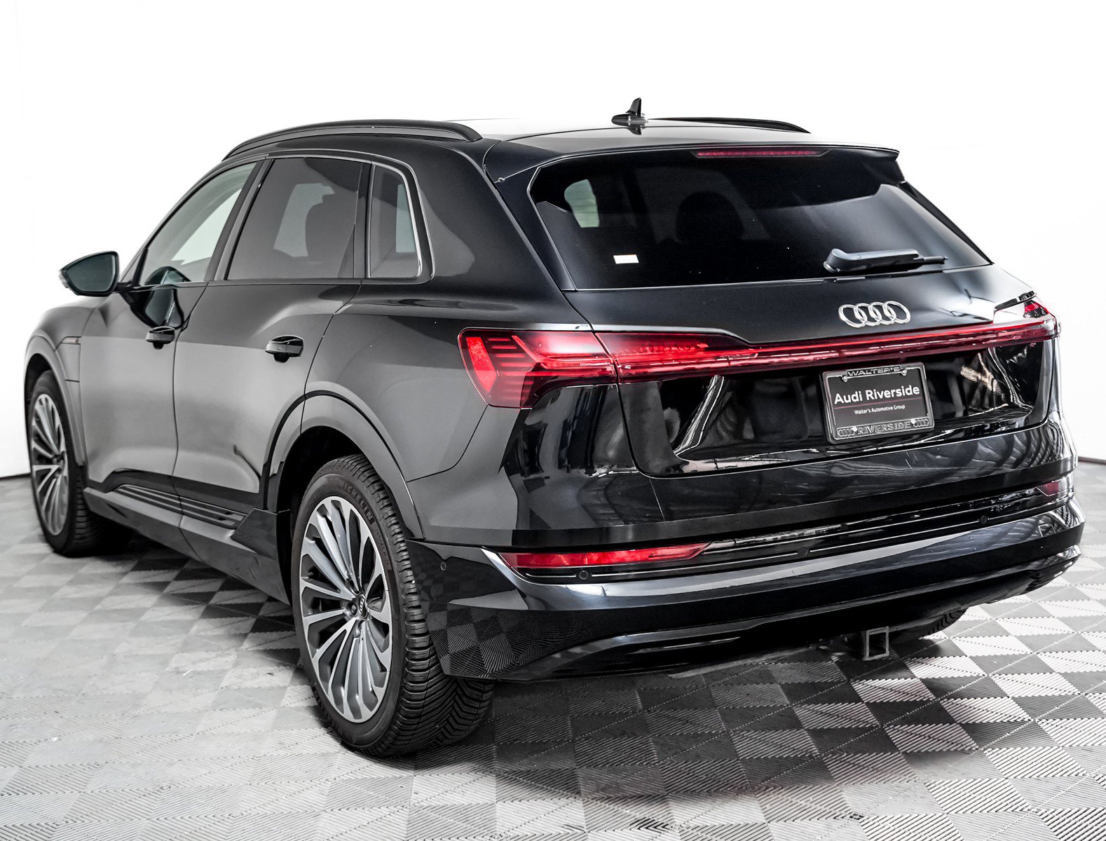 Used 2019 Audi e-tron Prestige w/ Prestige Package AWD/4WD image 2