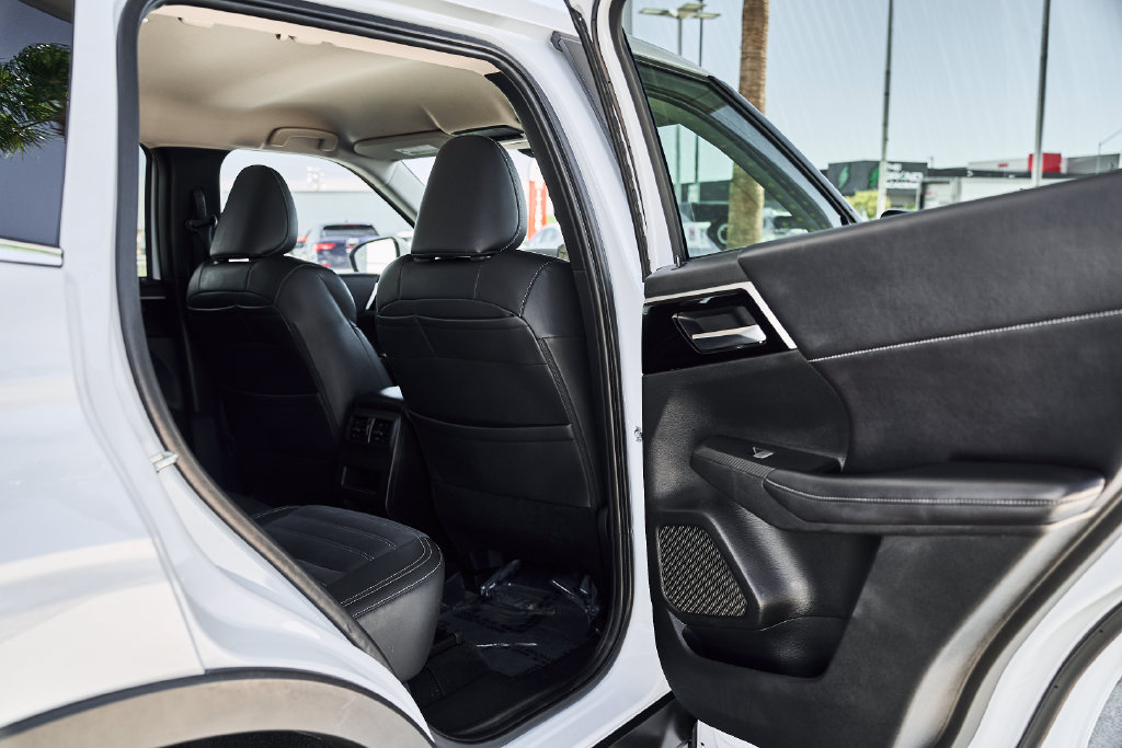 Used 2024 Mitsubishi Outlander SE AWD/4WD image 11