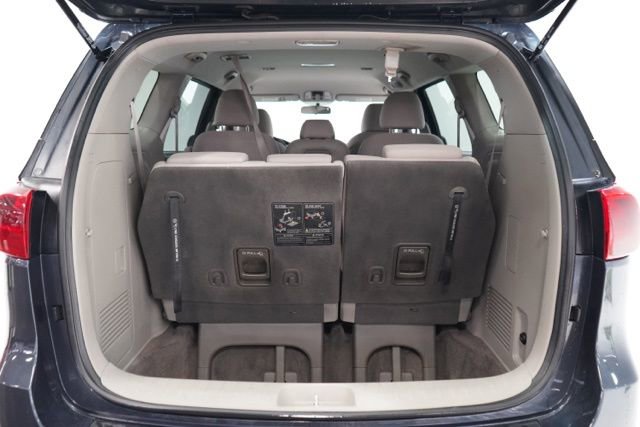Used 2017 Kia Sedona LX image 33