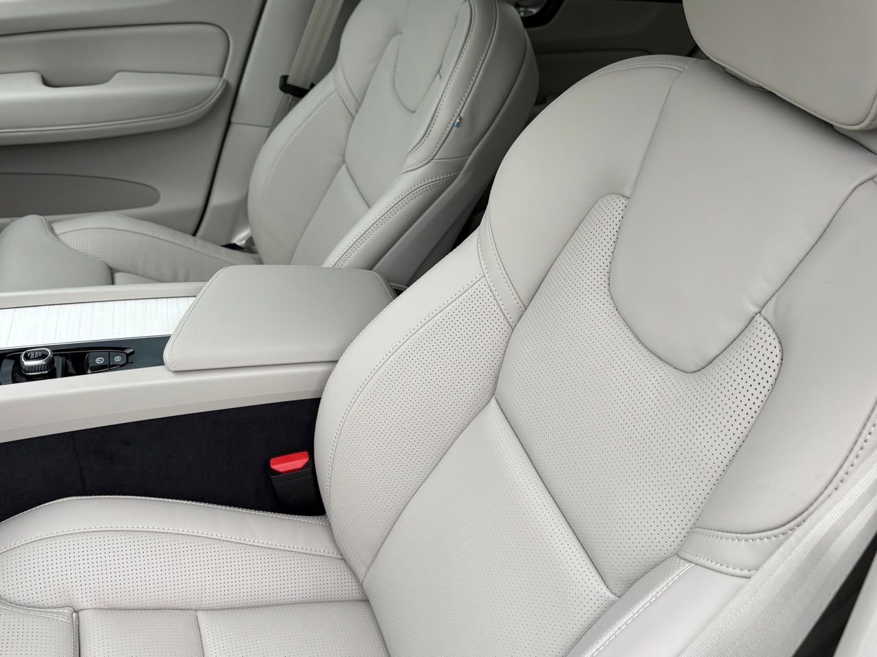 New 2026 Volvo XC60 B5 Ultra w/ Protection Package Premier image 19