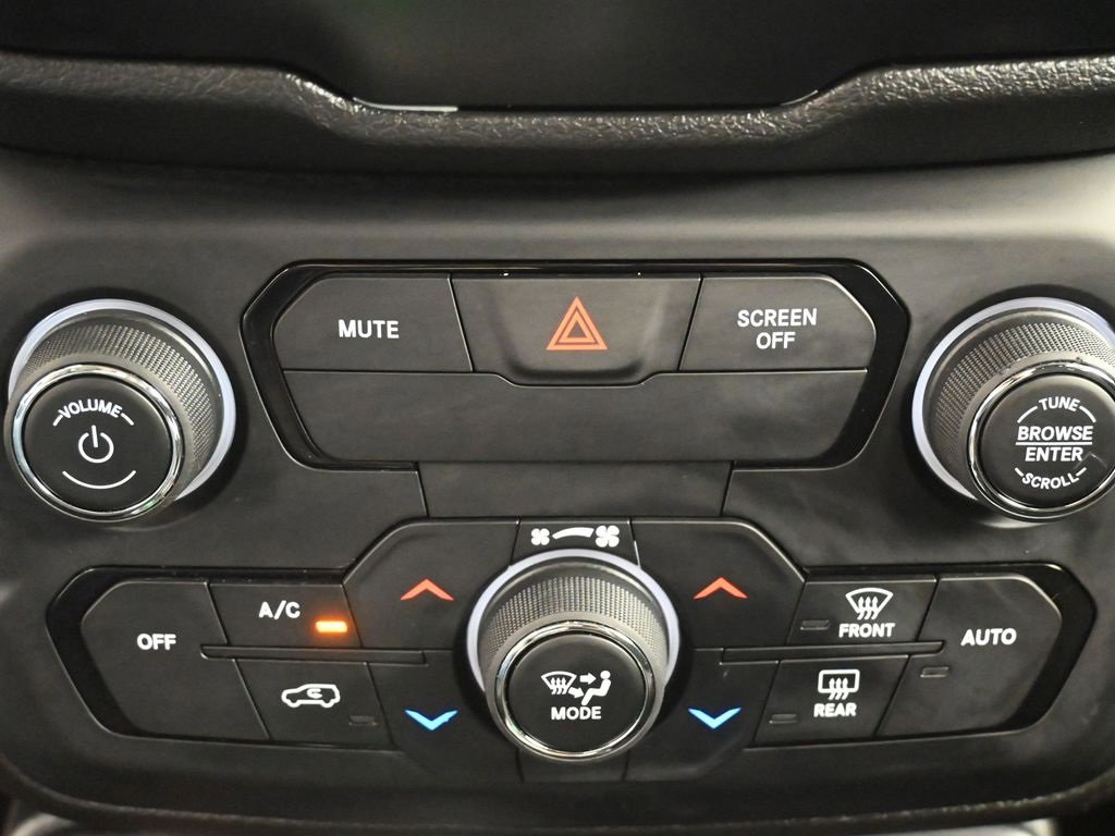 Used 2018 Jeep Renegade Latitude w/ Cold Weather Group image 21