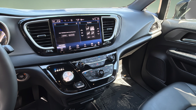 Used 2025 Chrysler Pacifica Select FWD image 25
