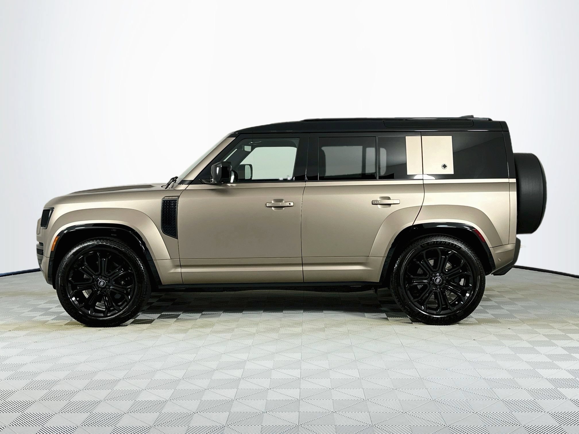 Certified 2025 Land Rover Defender 110 AWD/4WD image 8
