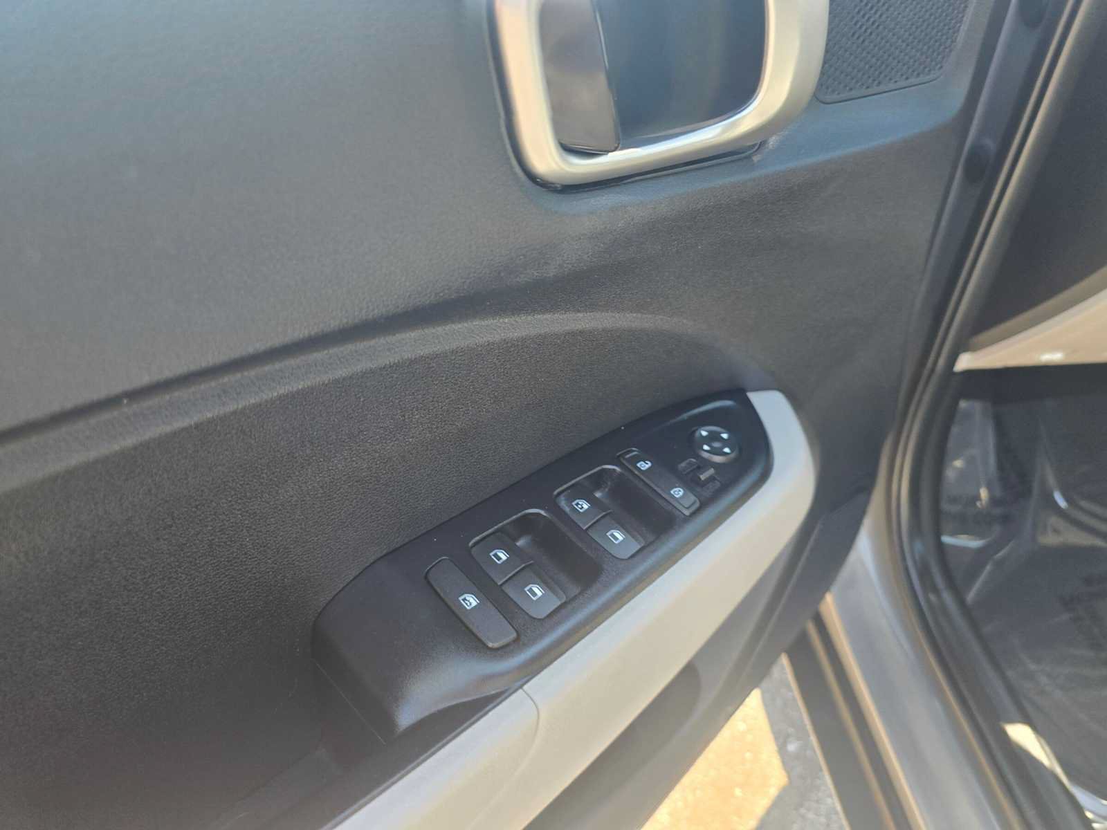 Used 2020 Hyundai Venue SEL FWD image 19