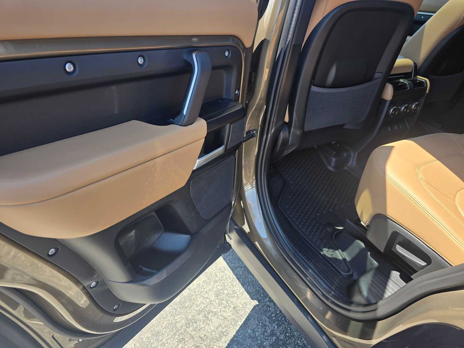 New 2026 Land Rover Defender 130 X-Dynamic SE AWD/4WD image 15
