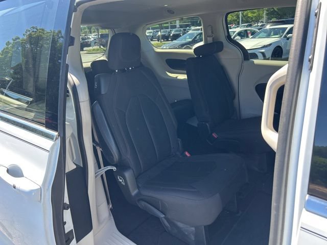 Used 2017 Chrysler Pacifica Touring FWD image 19