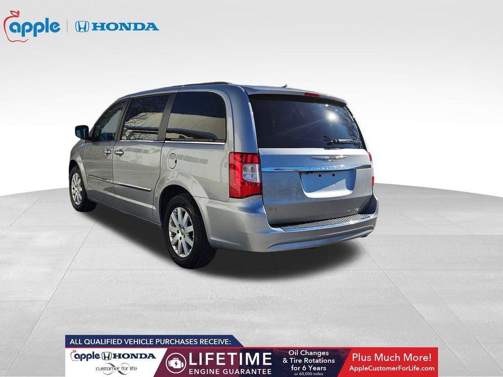 Used 2016 Chrysler Town & Country Touring image 7