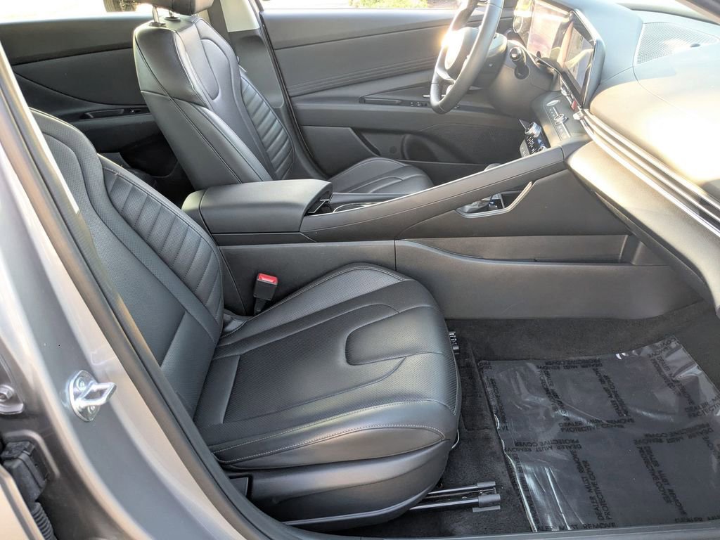 Used 2025 Hyundai Elantra Limited image 31