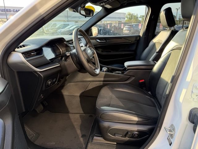 Used 2023 Jeep Grand Cherokee Altitude AWD/4WD image 6