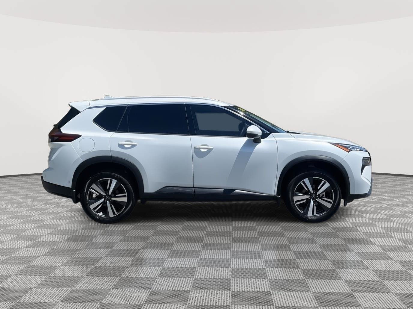 Certified 2025 Nissan Rogue SL w/ SL Premium Package AWD/4WD image 4