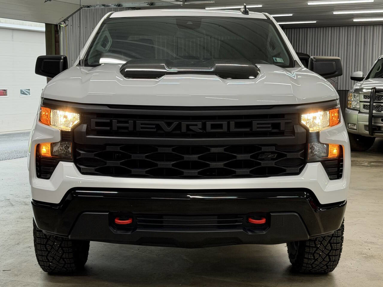 Used 2023 Chevrolet Silverado 1500 Custom Trail Boss w/ LPO, Dark Essentials Package AWD/4WD image 3