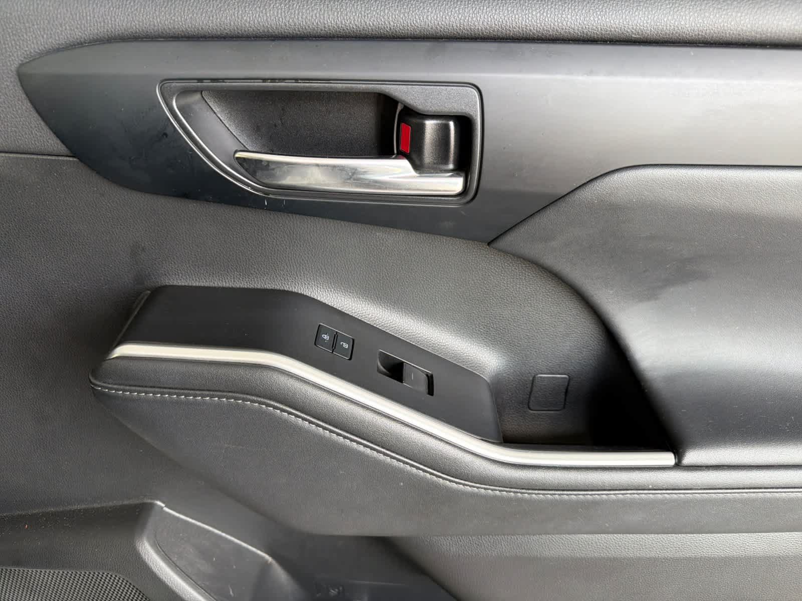 Used 2023 Toyota Highlander XLE FWD image 19