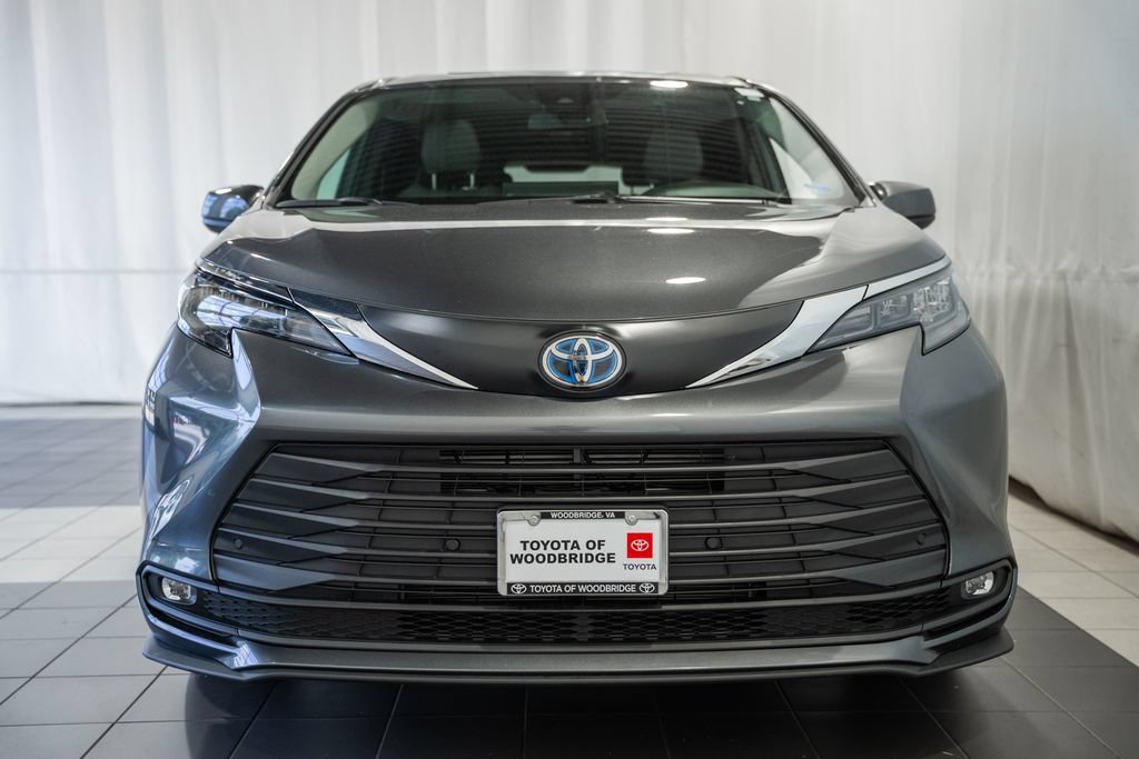 Used 2025 Toyota Sienna XLE FWD image 2