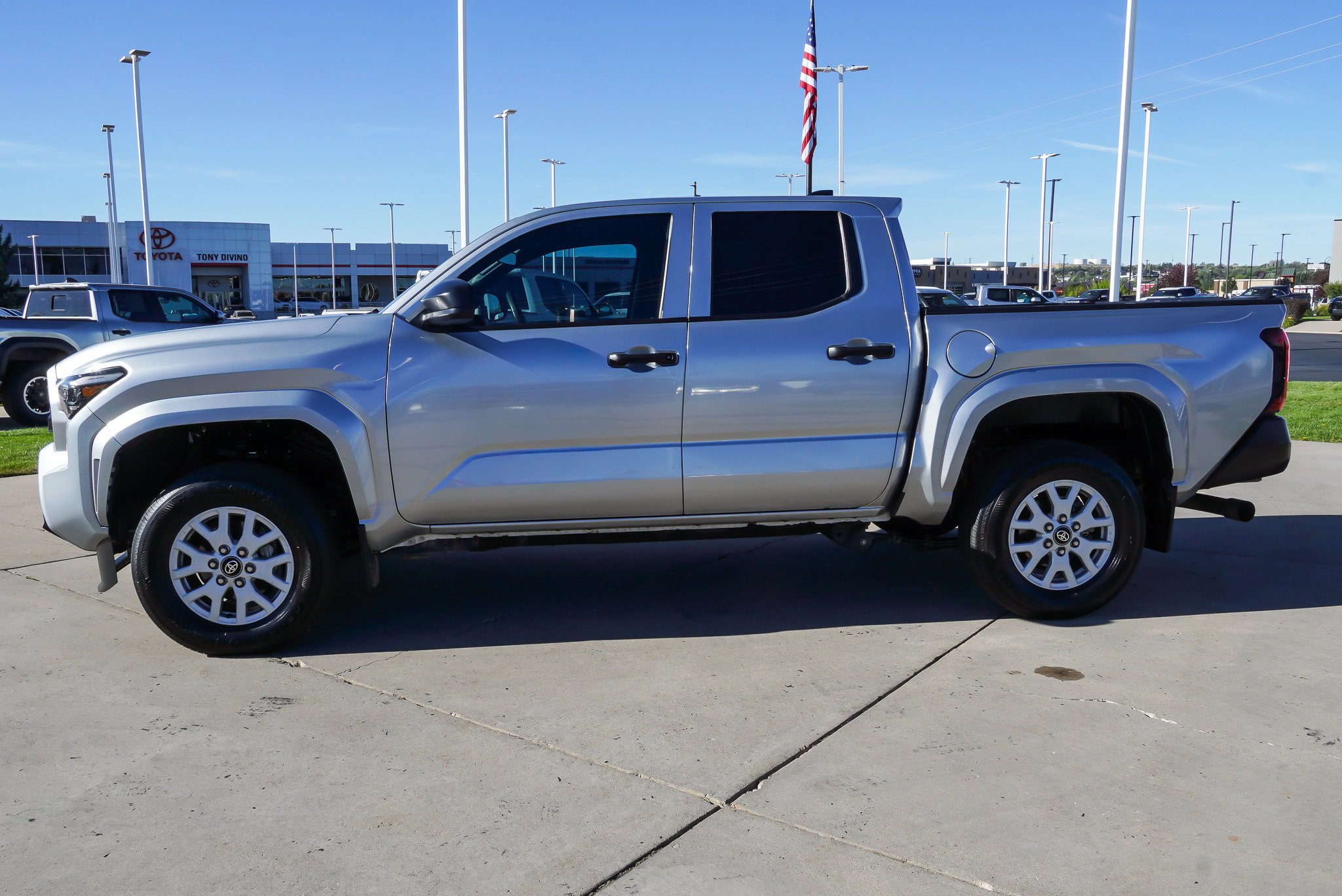 Certified 2024 Toyota Tacoma SR AWD/4WD image 5