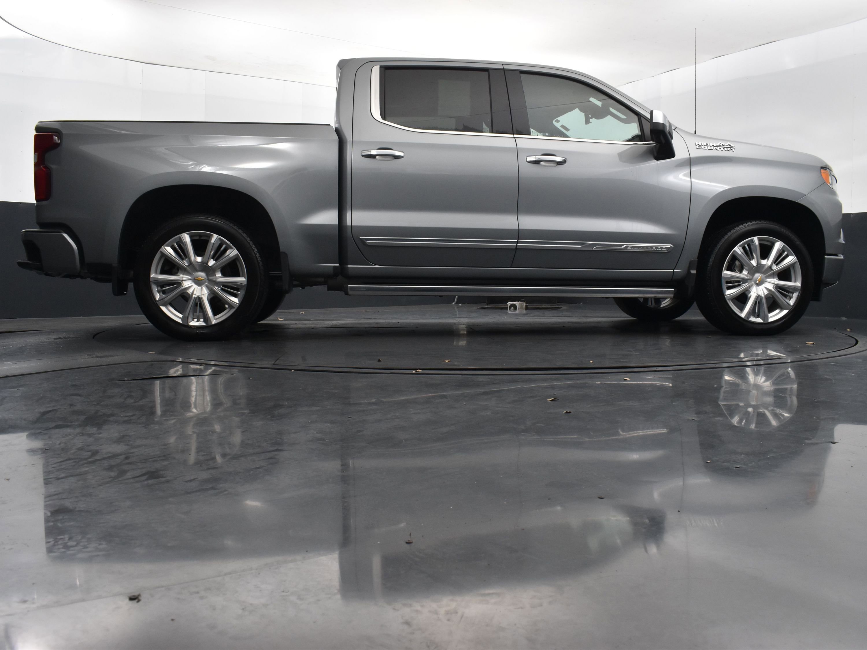 Used 2024 Chevrolet Silverado 1500 High Country AWD/4WD image 39
