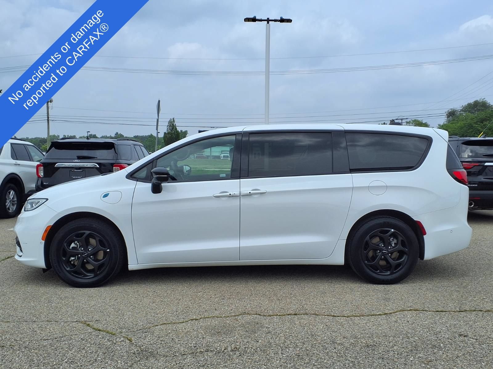 Used 2024 Chrysler Pacifica Limited FWD image 9
