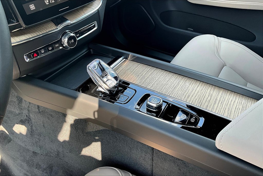 New 2026 Volvo XC60 B5 Plus w/ Protection Package Premier AWD/4WD image 9