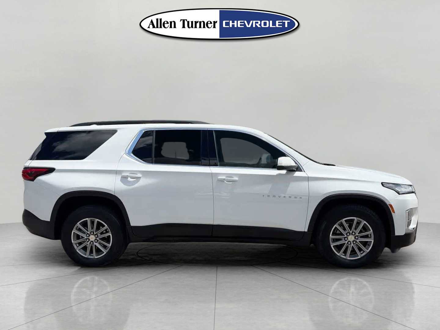 Used 2023 Chevrolet Traverse LT w/ LPO, Cargo Package FWD image 3