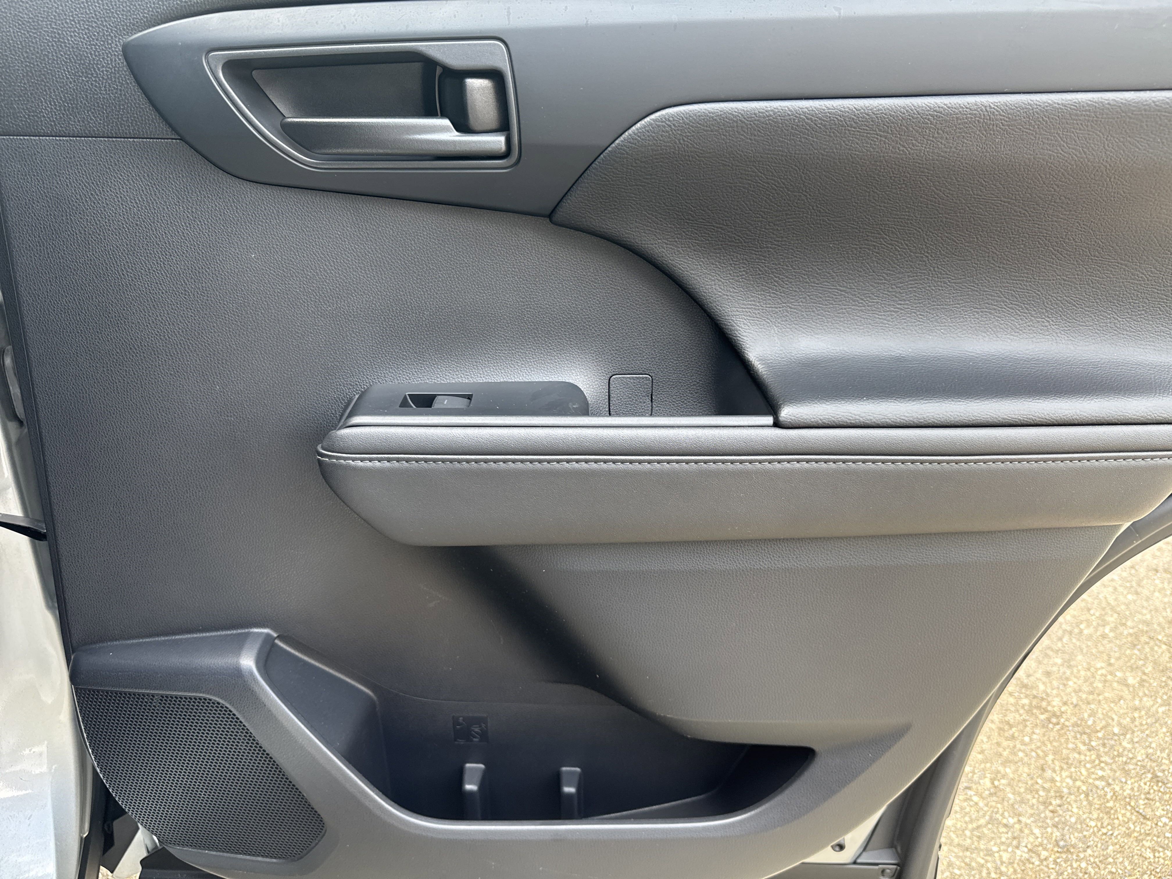 Used 2020 Toyota Highlander LE image 16