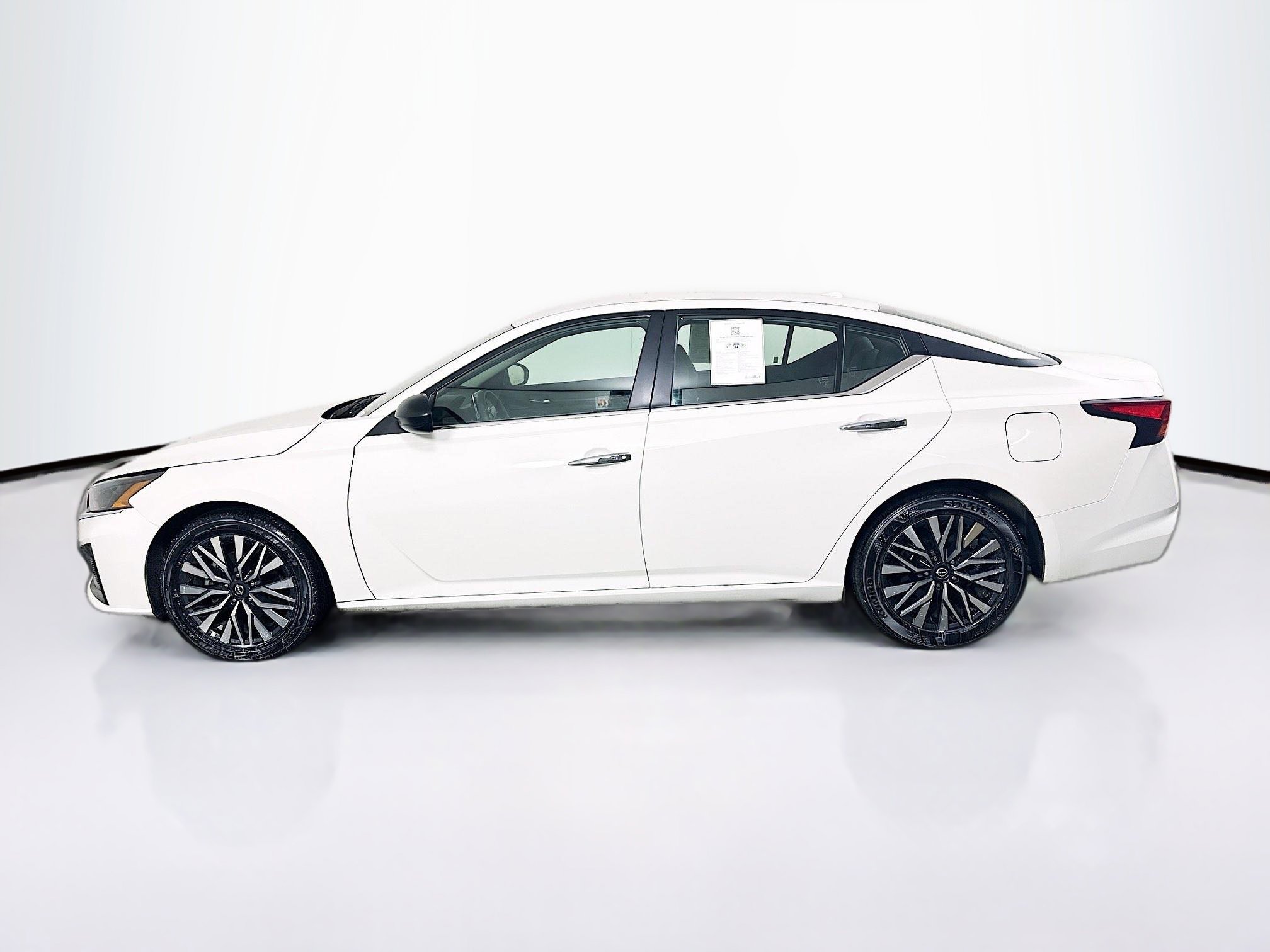 Used 2025 Nissan Altima 2.5 SV image 4