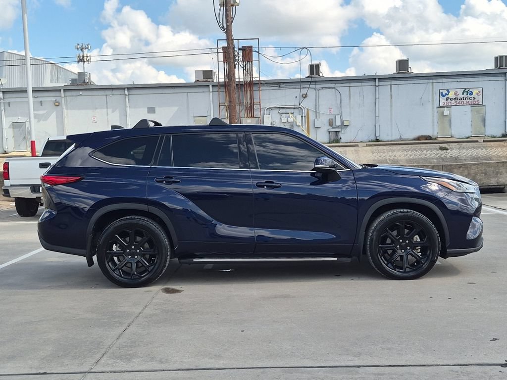 Used 2022 Toyota Highlander LE FWD image 7