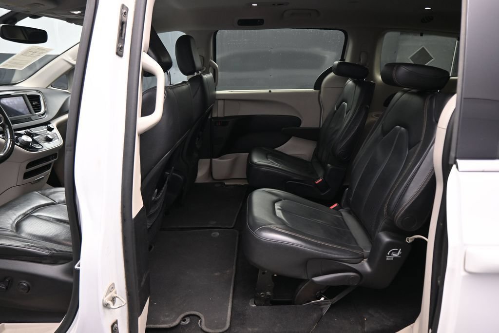 Used 2019 Chrysler Pacifica Touring-L FWD image 22