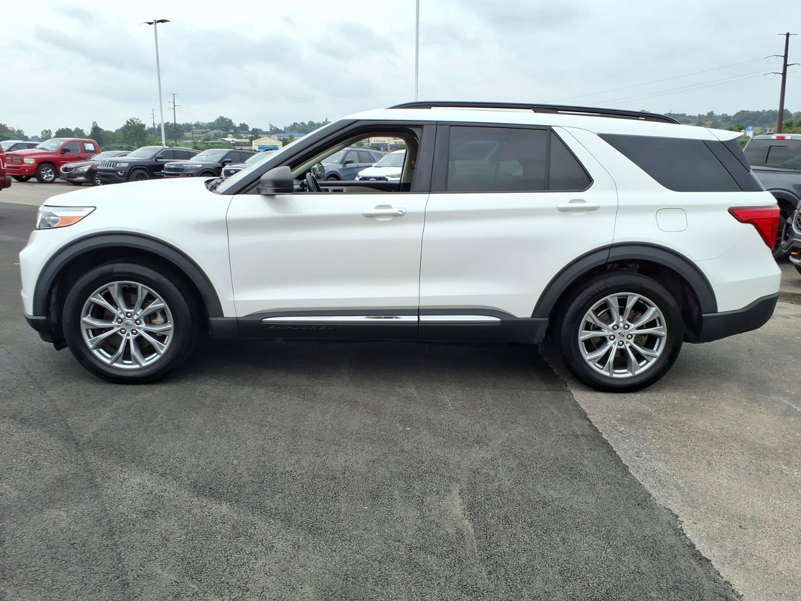 Used 2020 Ford Explorer XLT w/ Equipment Group 202A AWD/4WD image 4