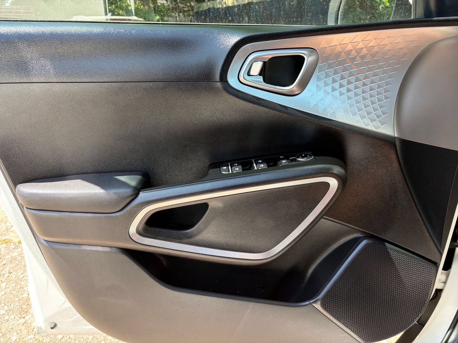 Used 2025 Kia Soul LX w/ LX Technology Package FWD image 18
