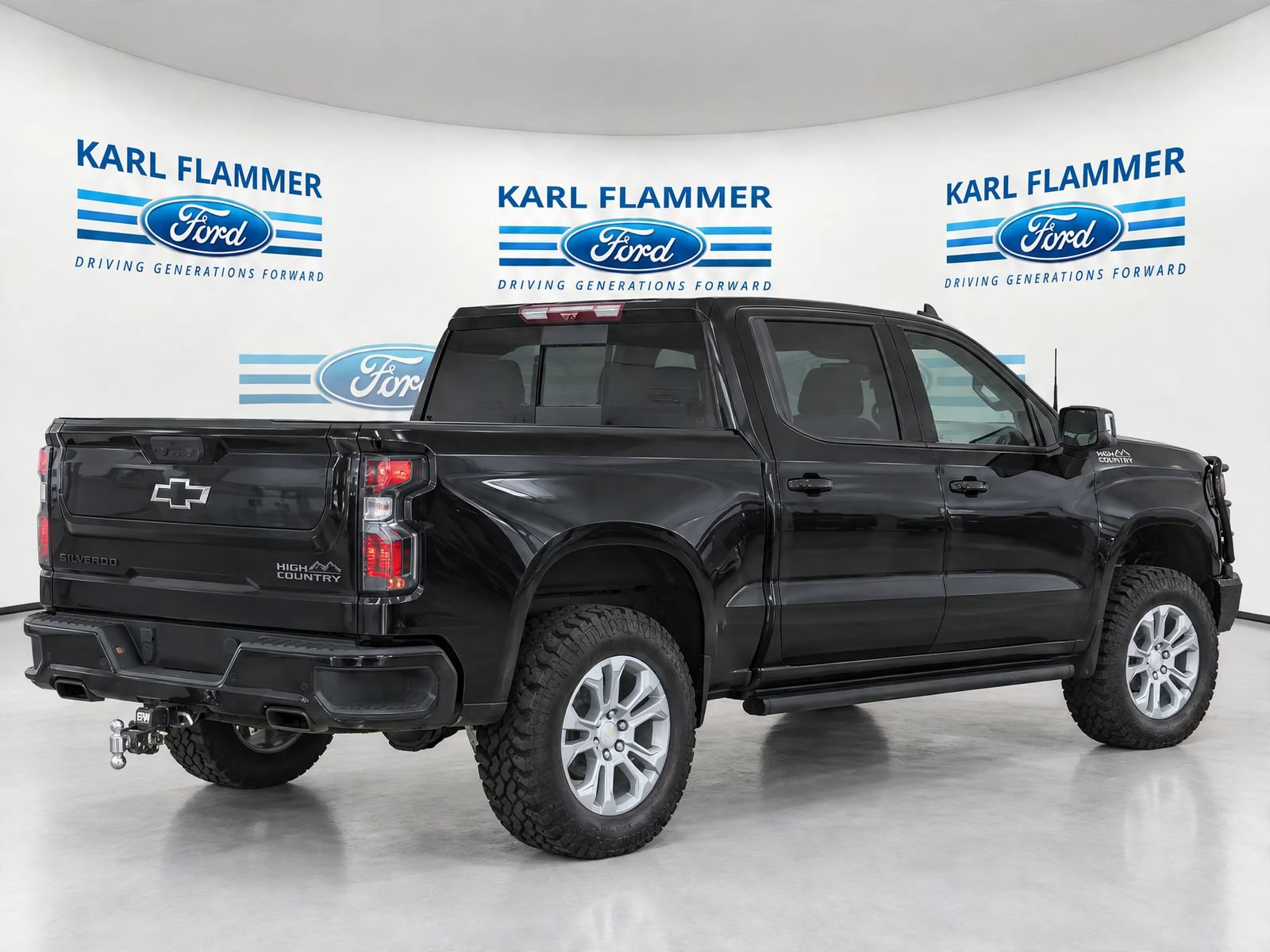 Used 2025 Chevrolet Silverado 1500 High Country w/ High Country Premium Package AWD/4WD image 3