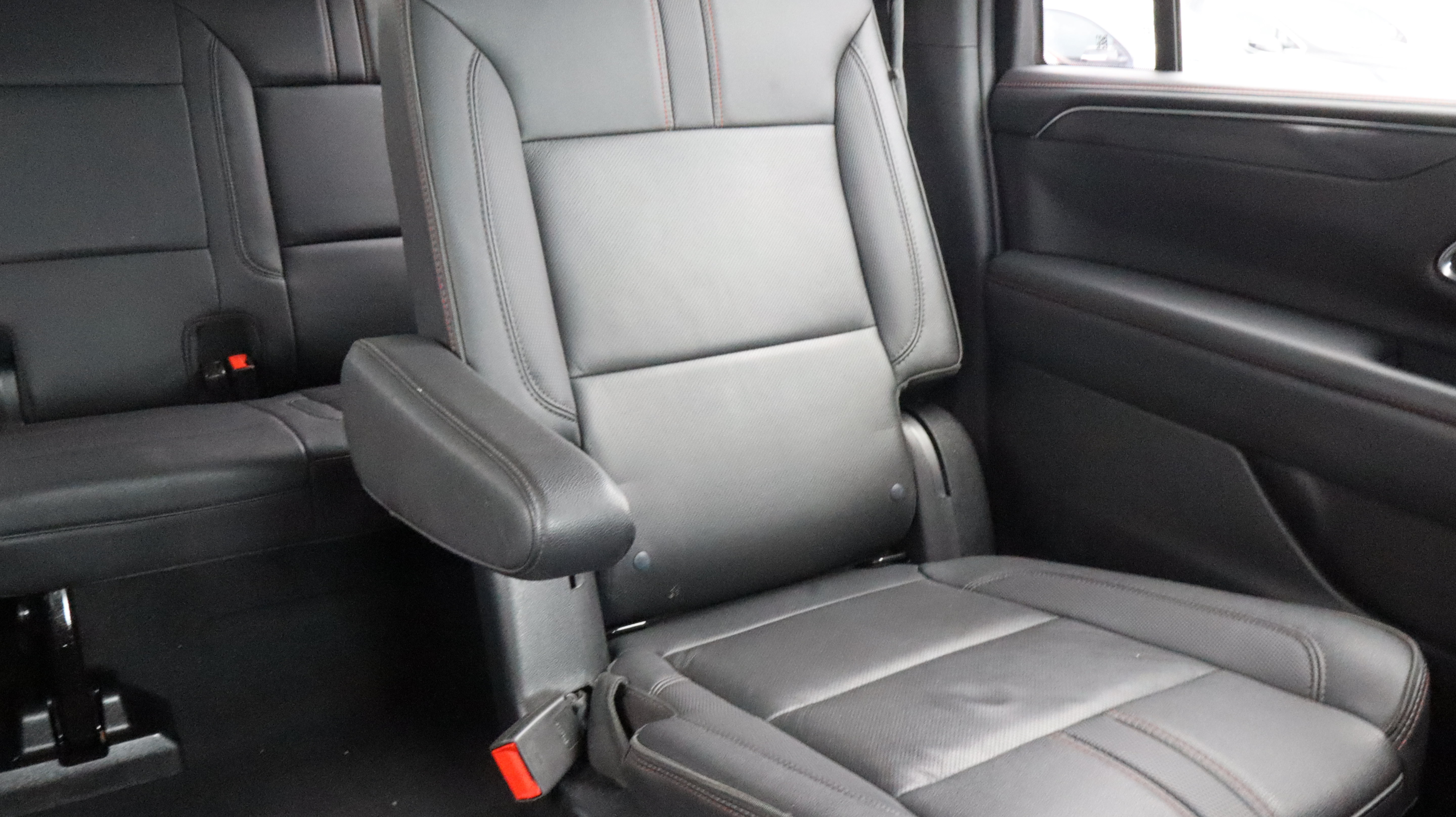 Certified 2022 Chevrolet Suburban RST w/ Luxury Package AWD/4WD image 9