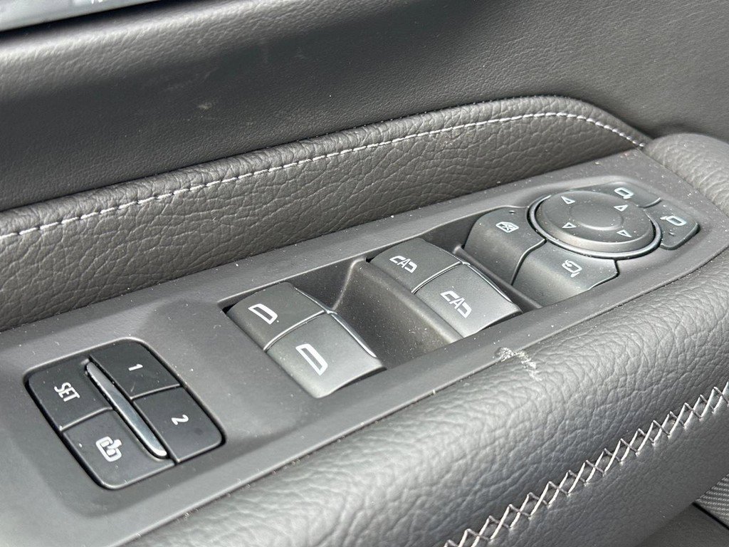 Used 2024 GMC Yukon XL Denali w/ Advanced Technology Package image 24