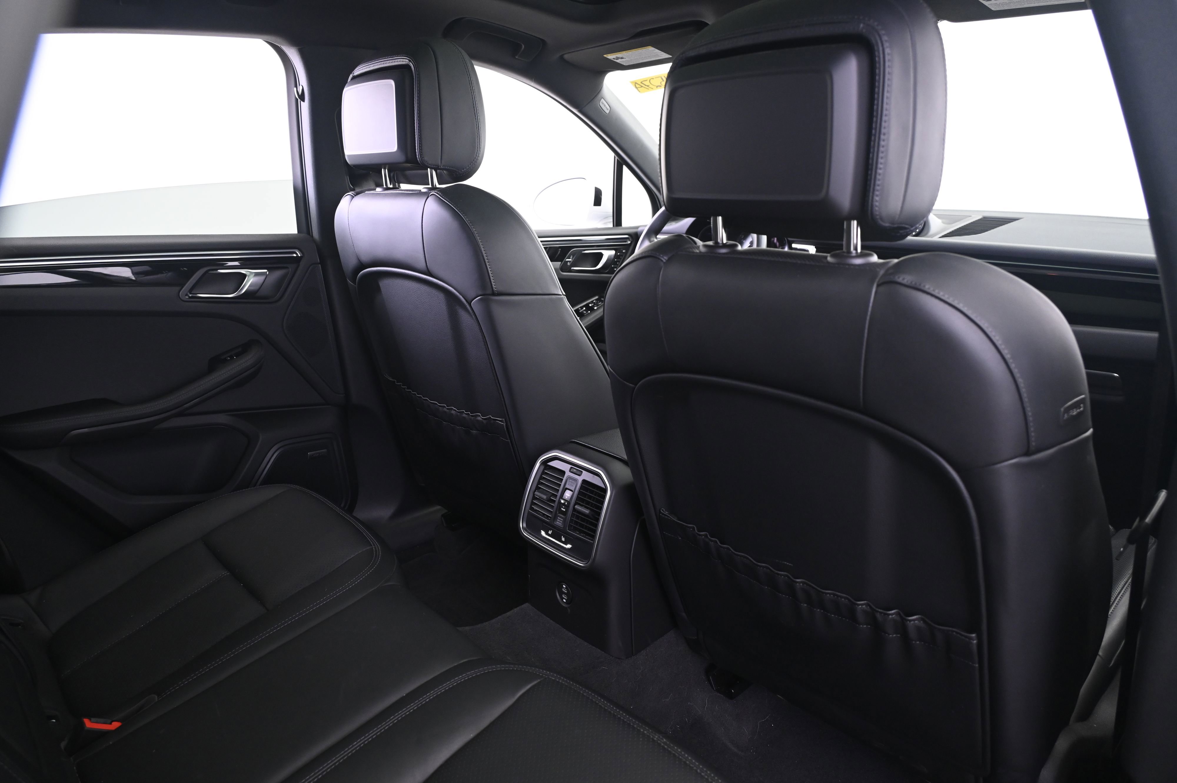 Certified 2024 Porsche Macan S AWD/4WD image 17