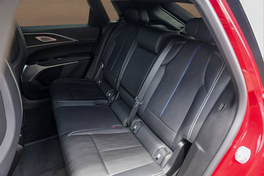 Certified 2024 Cadillac Lyriq Luxury AWD/4WD image 25