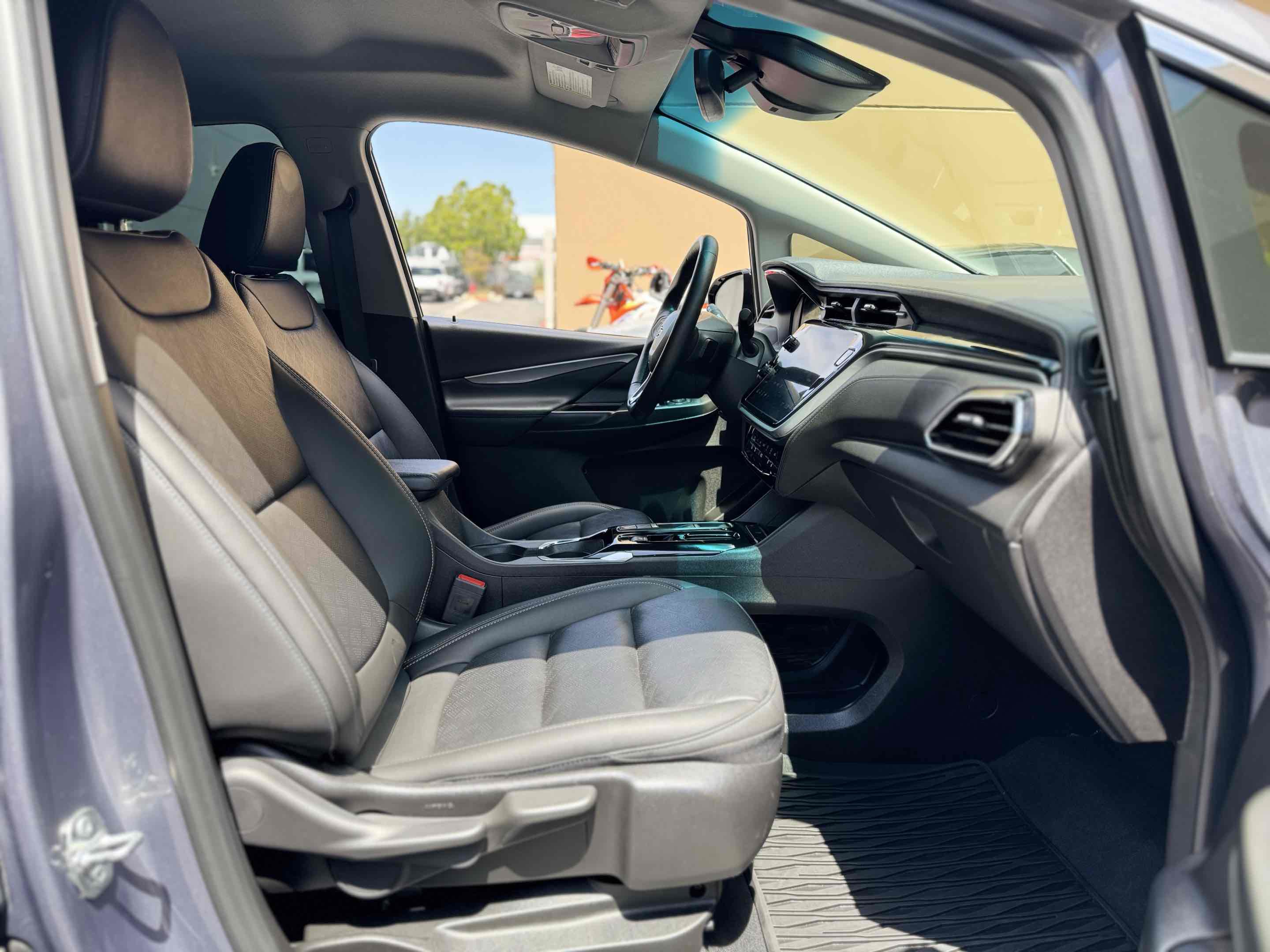 Used 2023 Chevrolet Bolt LT w/ Infotainment Package FWD image 19