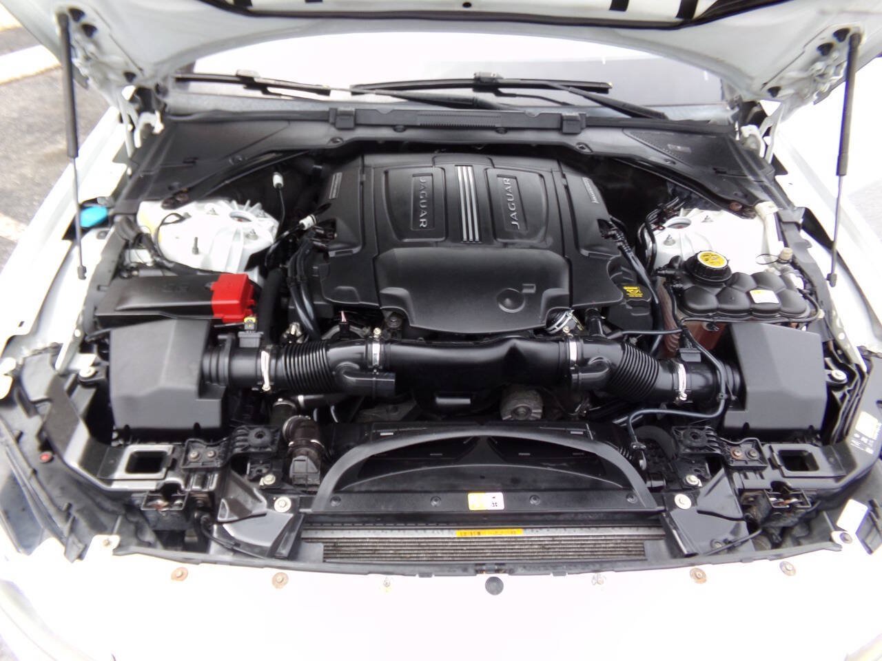 Used 2016 Jaguar XF Premium RWD image 42
