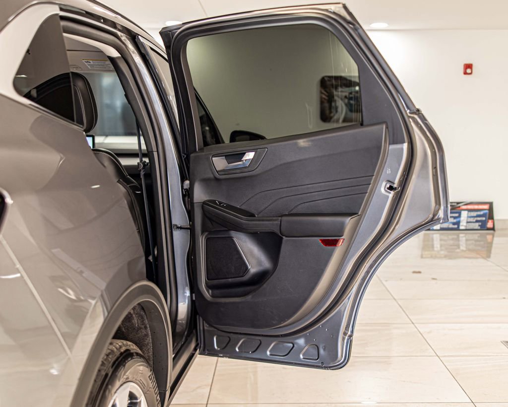 Used 2025 Ford Escape Platinum image 39