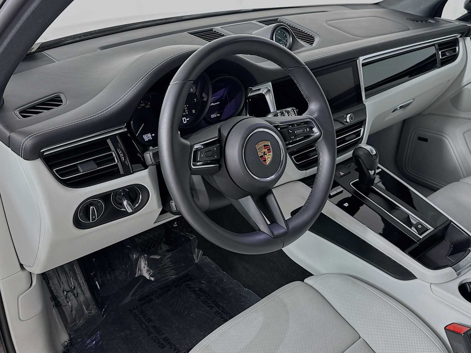 Certified 2026 Porsche Macan AWD/4WD image 4