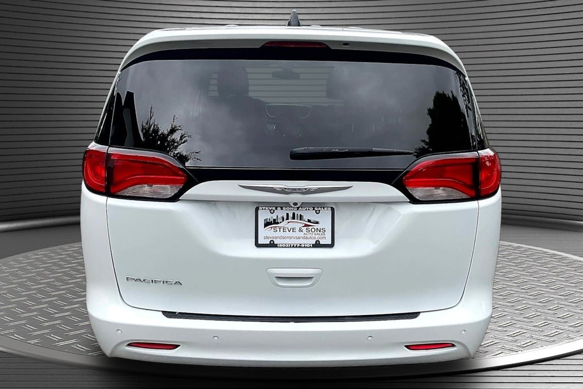 Used 2019 Chrysler Pacifica L FWD image 5